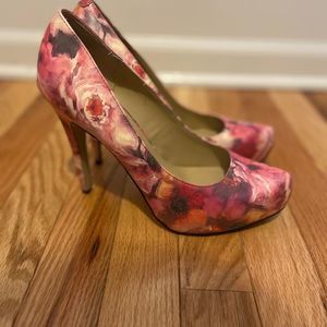 BCBG | floral heels size 8.5M